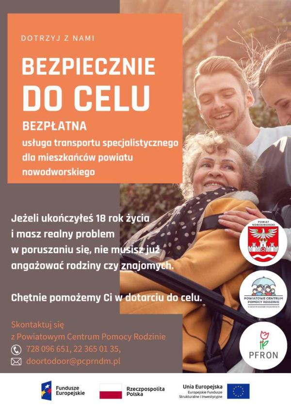 Młoda kobieta i młody mężczyzna przytrzymują starszą kobietę siedzącą na wózku inwalidzkim, przypiętą do niego pasem.