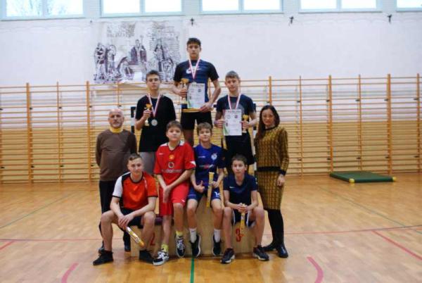 Zwycięcy i uczestnicy „Gladiatora 2022” z dyrektor Emilią Napiórkowską i Sławomirem Krzeczkowskim.