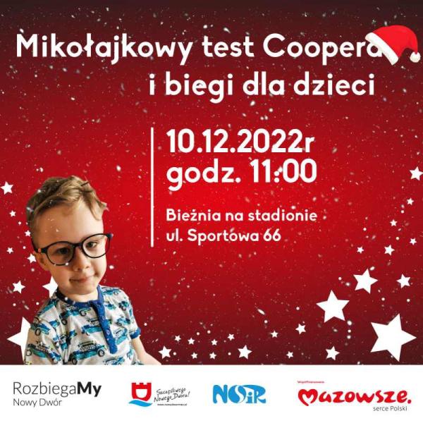 Na czerwonym tle białe gwiazdy oraz napis Mikołajkowy test Coopera i biegi dla dzieci. 10.12.2022 r. godz. 11:00. Bieżnia na stadionie ul. Sportowa 66. Czapka Mikołaja na napisie. Zdjęcie chłopca w okularach i bluzce w samochody.