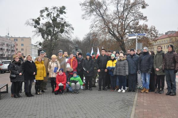 Burmistrz i radni Rady Miejskiej, członkowie Zwiazku Oficerów Rezerwy RP i młodzież uczestnicząca w uroczystości.