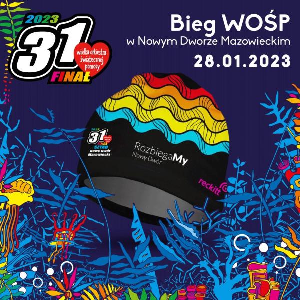 Na niebieskim tle czrna czpka z kolorowymi, pofalowanymi pasami. W górnym prawym rogu biały napis Bieg WOŚP w Nowym Dworze Mazowieckim 28.01.2023.