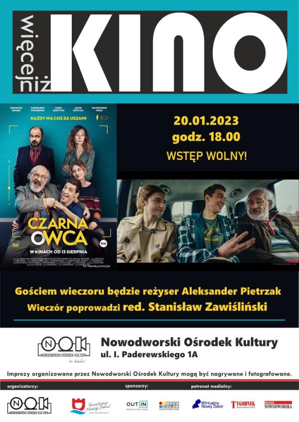 Przed stojącym młodym mężczyzną i młodą kobietą siedzą nastolatkowie dziewczyna i chłopak oraz starszy pan z siwą brodą i siwymi włosami.