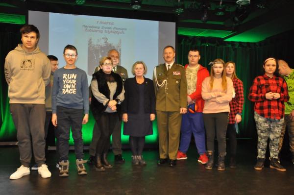 Dyrektor Justyna Paszkiewicz, Teresa Stroińska-Macińska, prezes ZG ZOR RP płk rez. Alfred Kabata, ppłk w st. spocz. Janusz Zajączkowski wraz z młodzieżą z nowodworskich szkół.