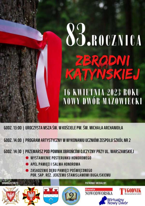 Biało-czerwona wstęga zawiązana na pniu drzewa. Na zielonym tle biało-czerwony napis 83. rocznica zbrodni katyńskiej.