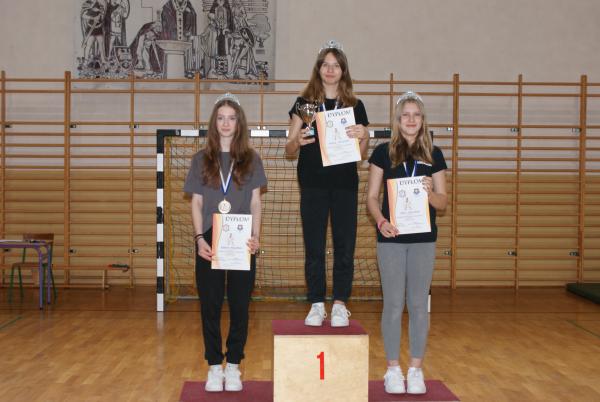Na podium stoją: Zuzanna Włodarz - I miejsce, Agata Sosińska - II miejsce, Zuzanna Biegaj - III miejsce.