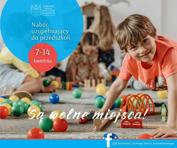 Biały napis na niebieskim tle - Nabór uzupełniający do przedszkoli. Biały napis 7-14 kwietnia w czerwonym kole. Drewniane klocki i różonokolorowe, plastikowe piłki. Chłopiec z jasnymi włosami w pomarańczowej koszulece, podparty na rękach patrzy przed siebie.