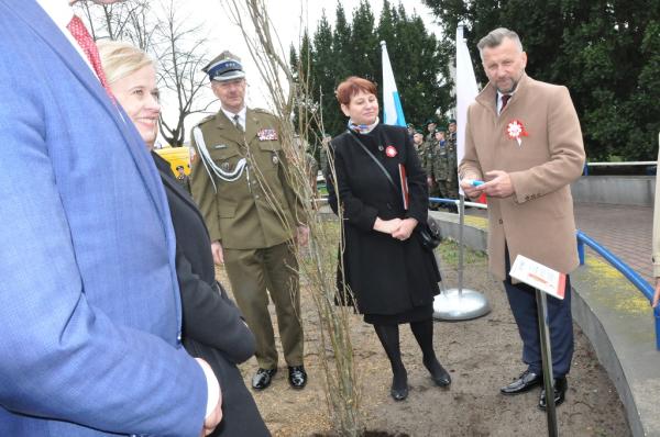 Po posadzeniu Dębu Katyńskiego. Od prawej - burmistrz Jacek kowalski, Ewa Malasiewicz, płk rez. Alfred Kabata, poseł Bożena Żelazowska.