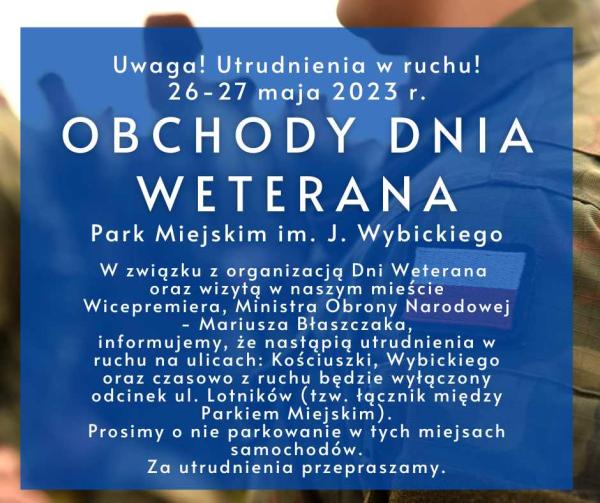 Na tle żołnierza polskiego w mundurze niebieskie pole, a na nim informacja dotycząca utrudnień w ruchu 26-27 maja 2023 r. białą czcionką.