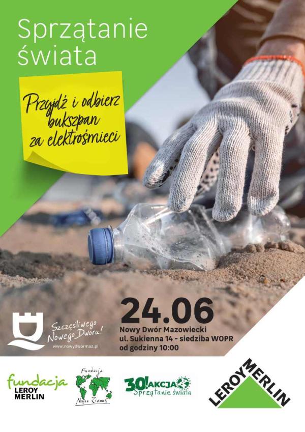 Dłoń w białej bawełnianej rękawiczce dotyka plastikową, przezroczystą butelkę z niebieskim korkiem.