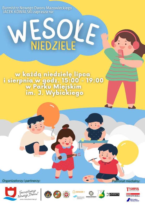 Dziewczynka w czerwonych słuchawkach śpiewa do grzebienia. Druga dziewczynka gra na gitarze, a trzecia układa żółte elementy na stoliku. Chłopiec trzyma w ręku pomarańczowy balonik. Drugi trzyma żółty balonik i pędzel do malowania.