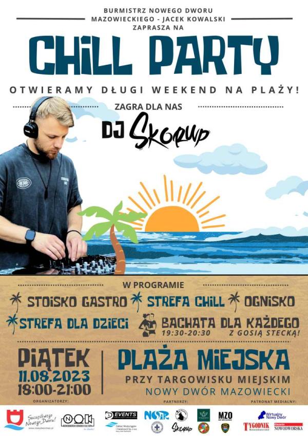 DJ Skorup w czarnej koszulce z czarnymi słuchawkami na głowie i czarnym zegarku na prawej ręce obsługuje stół mikserski. Słońce za horyzontem morza. Palma przy stole.