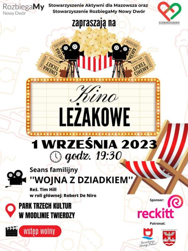 Dwie czarne kamery na statywach zwróconych o siebie obiektywami, popcorn, bilety kinowe i drewniany leżak w biało-czerwone pasy.