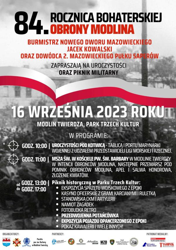 Na czarno-białej fotografii biało-czerwona flaga.