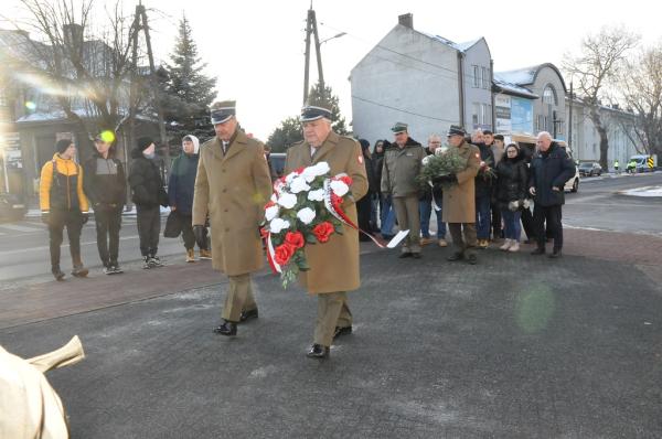 Kwiaty składa delegacja ZG Związku Oficerw Rezerwy RP - płk Alfred Kabata i ppłk Janusz Zajczkowski.