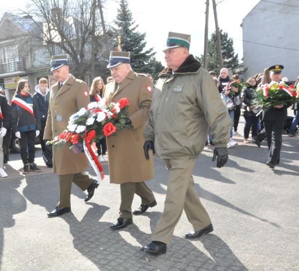 Kwiaty składa delegacja Związku Oficerów Rezerwy RP - płk Alfred Kabata, ppłk Janusz Zajączkowski, ppłk Jerzy Białoskórski.