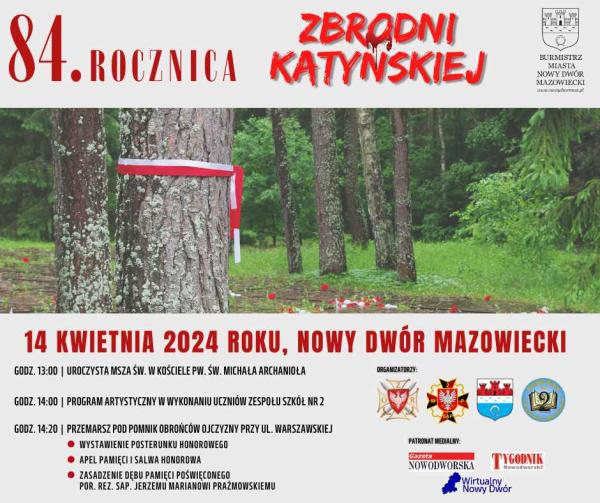 Pień drzewa w lesie przewiązany biało-czerwoną wstążką. Między drzewami białe i czerwone kwiaty.