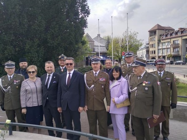 Uczestnicy uroczystości przed podsadzonym Dębem katyńskim.