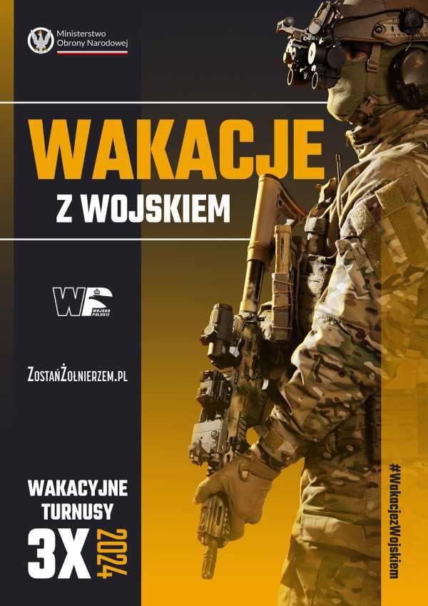 Żołnierz ubrany w mundur polowy moro. Na głowie ma hełm z noktowizorem i słuchawkami. W rękach trzyma karabin maszynowy.