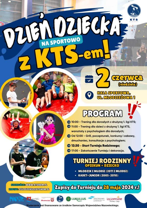 Dzieci w różnokolorowych strojach sportowych, część z nich na dmuchanych zjeżdżalniach.