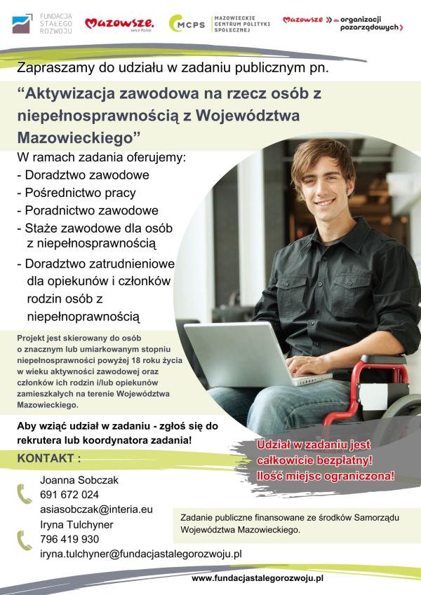 Mężczyzna w czarnej koszuli i niebieskich dżinsach siedzi na wózku inwalidzkim z szarym, otwartym laptopem na udach.