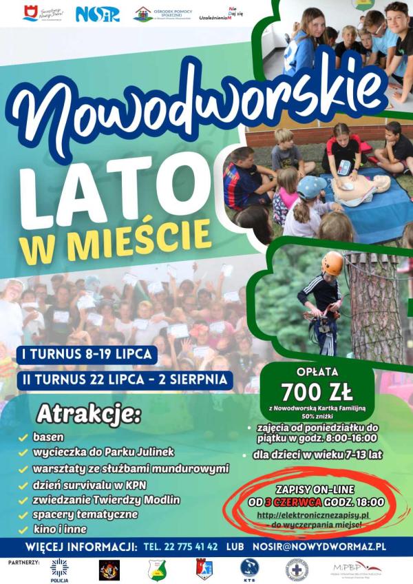 Grupa dzieci przy stole. Grupa dzieci przy fantomie. Chłopiec w kasku przy drzewie.