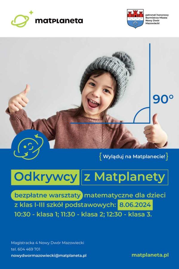 Dziecko w szarej czapce z pomponem i brazowym sweterku ma uniesione dłonie z kciukami do góry.