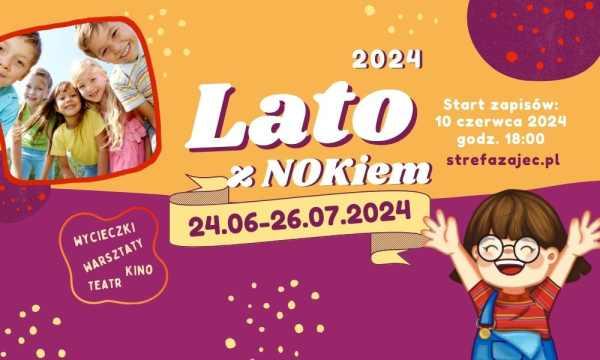 Piątka stojących, uśmiechniętych dzieci patrzy w dół.