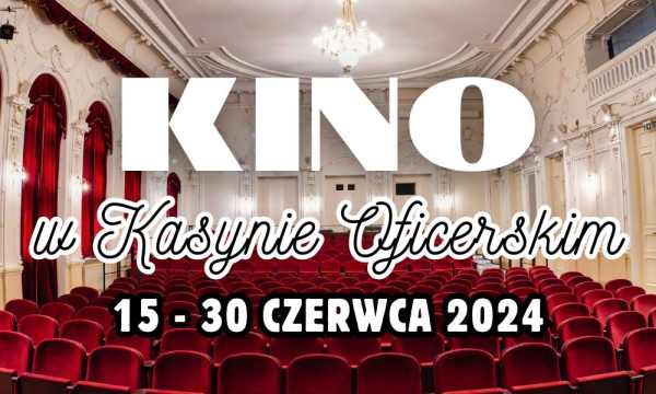 Bordowe zasłony w oknach i bordowe, składane siedzenia kinowe w jasnej sali z ozdobnymi elementami na ścianach i suficie.