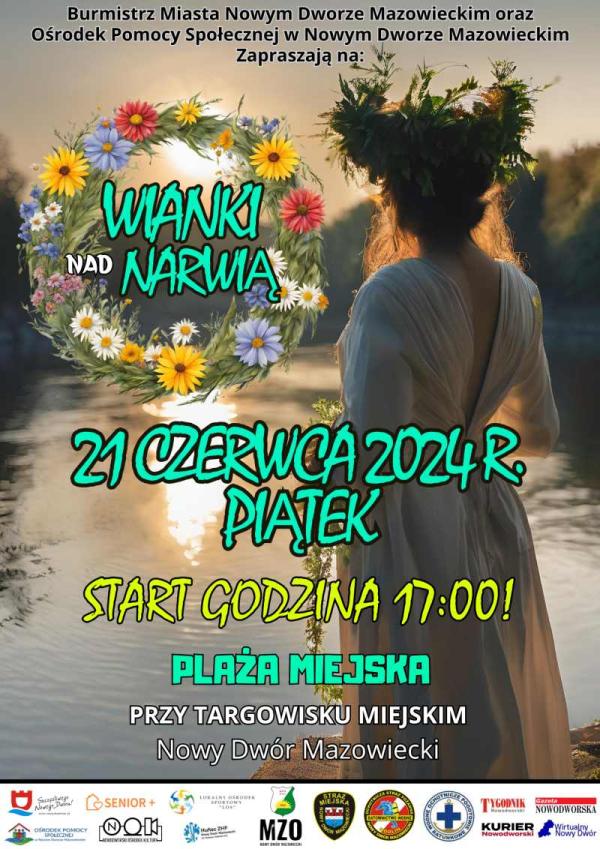 Kobieta w długiej białej sukience z roślinnym wiankiem na głowie.