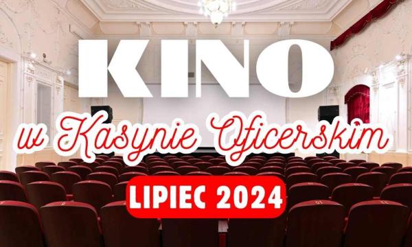 Jasne zdobione płaskorzeźbami ściany. Przed białym ekranem bordowe, składane fotele.