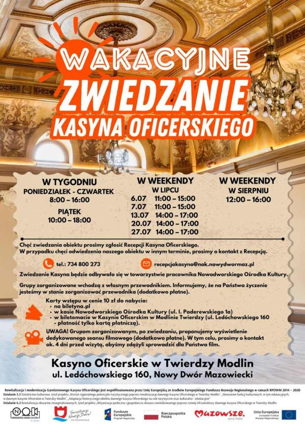 Ozdobny sufit z elementami roślinnym oraz ozdobny żyrandol.