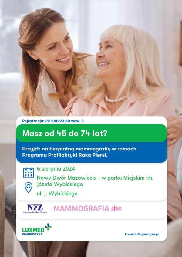 Dwie uśmiechnięte kobiety: młoda i w starszym wieku patrzą na siebie.
