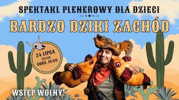 Mężczyzna w brązowej kamizelce i kapeluszu z czerwoną chustą na szyi. W dłoniach trzyma dwie pluszowe maskotki zwierząt.