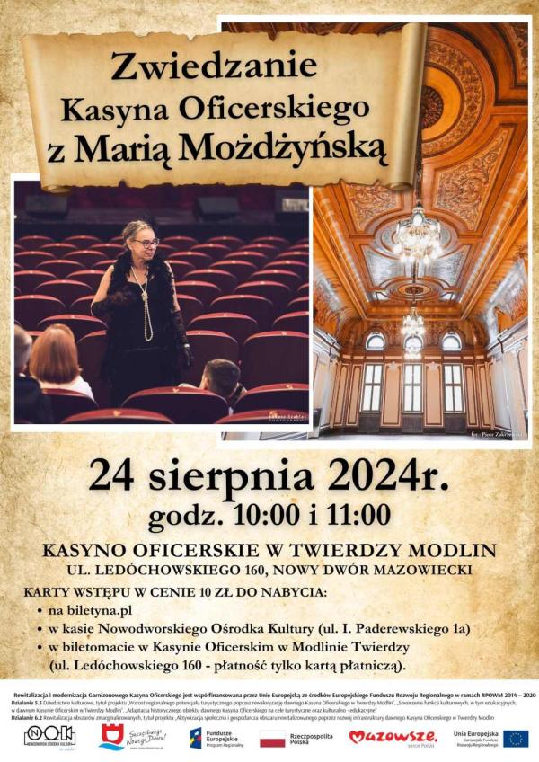Przed trzema osobami stoi kobieta w czarnej, wieczorowej sukni z szalem z czarnych piór. Obok duża sala z okanmi i odobnym zanytkowym sufitem.