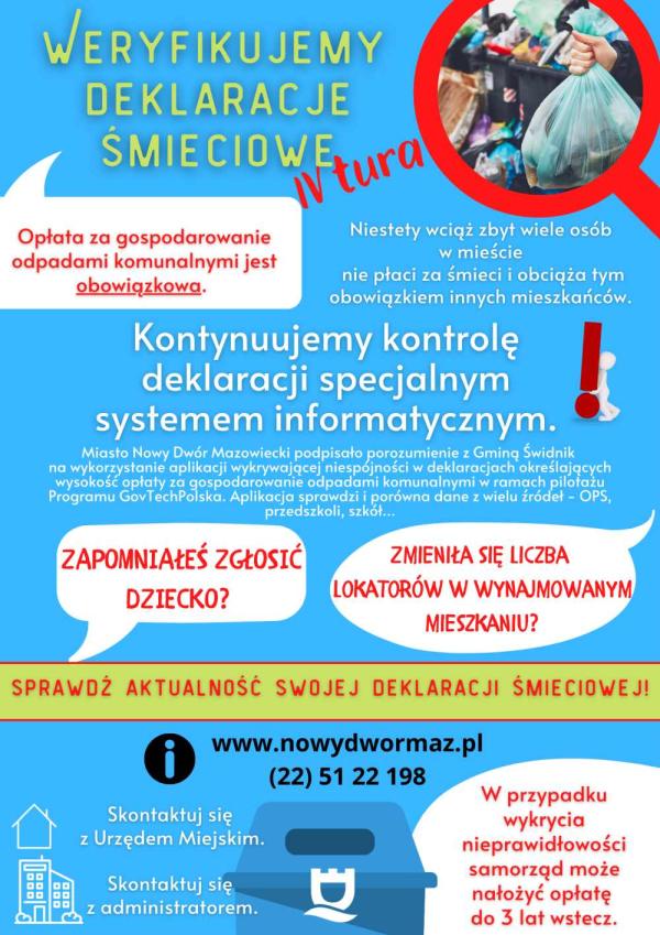 Worek śmieci trzymany w dłoni na tle śmieci w kontenerach.
