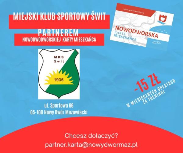 Na niebieskim tle Nowodworska Karta Mieszkańca. Tarcza podzielona skośnie na biały i zielony kolor z połową żółtego słońca, z napisem MKS Świt 1935.