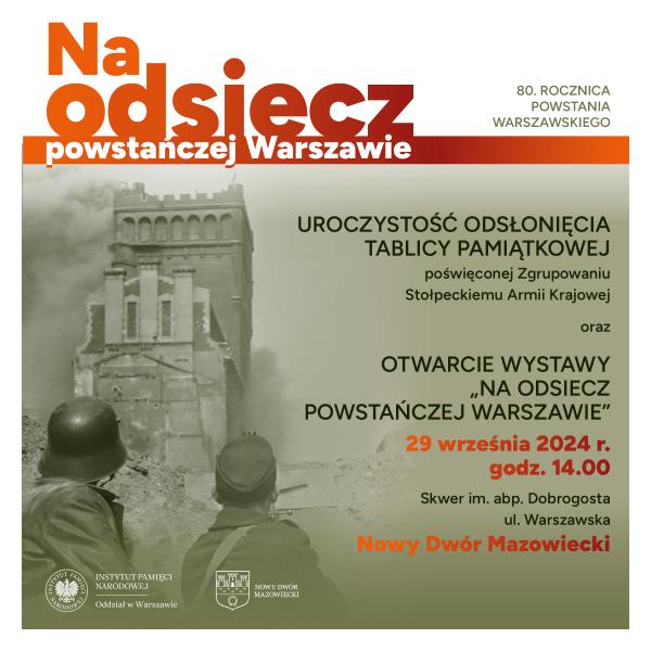 Dwóch żołnierzy w mudurach patrzy na częściowo zniszczony budynek.