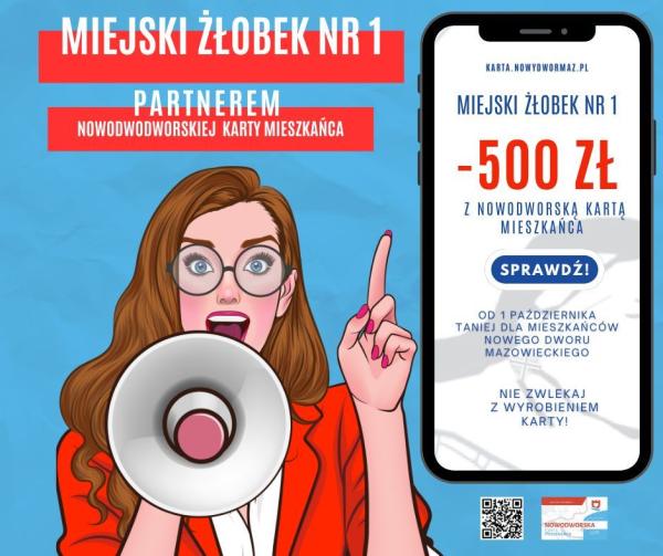Kobieta z brązowymi, długimi włosami, w okularach ubrana w czerwony żakiet mówi do megafonu. Lewą dłoń ma uniesioną z palcem wskazującym do góry.