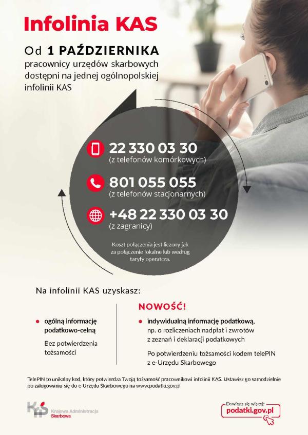 Kobieta trzymająca w lewym ręku telefon komórkowy przy lewym uchu.