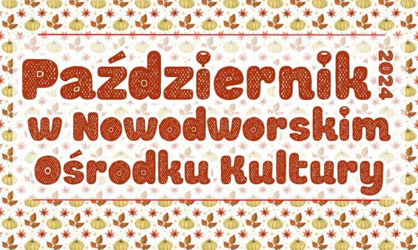 Czerwono-pomarańczowe liście i żółte dynie wokół napisu Październik w Nowodworskim Ośrodku Kultury.