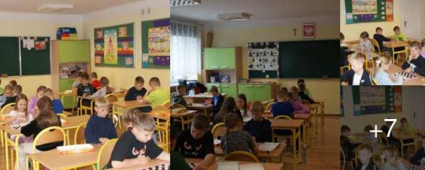 Dzieci siedzące na żółtych krzesełkach grają w warcaby.