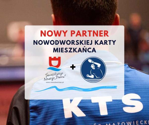 Mężczyzna stojący tyłem w koszulce sportowej.