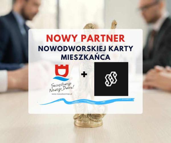 Figurka kobiety z mieczem w prawej ręce i wagą w uniesionej lewej. Dwóch mężczyzn w marynarkach po bokach.
