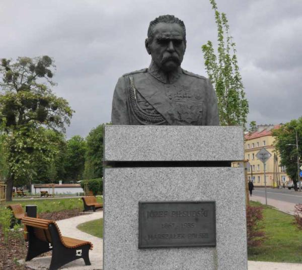 Popiersie mężczyzny z wąsami w mundurze wojskowym.
