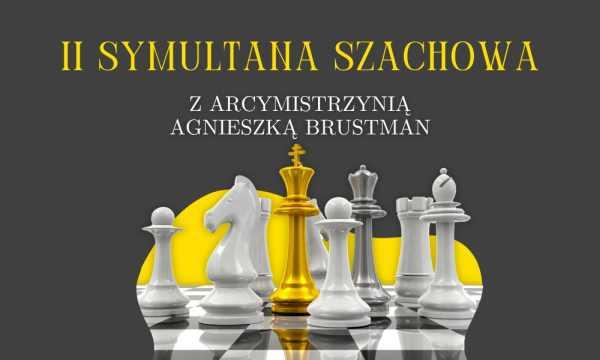 Figury szachowe na szachownicy.