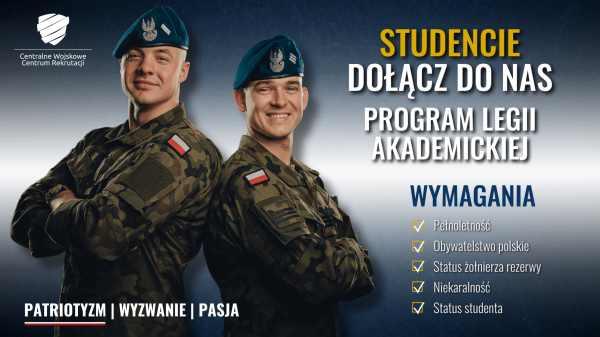 Dwóch mężczyzn w mundurach wojskowych z beretami na głowach.