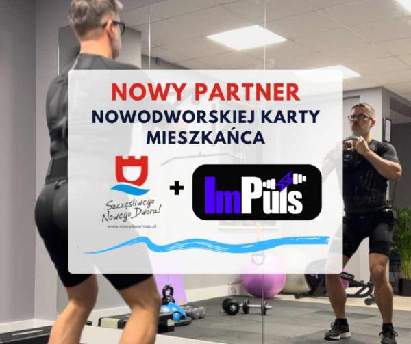 Mężczyzna w stroju sportowym trzyma przed sobą w rękach odważnik do ćwiczeń.