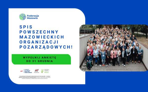 Kilkadziesiąt kobiet i mężczyzn stojących kaskadowo na zjeździe.