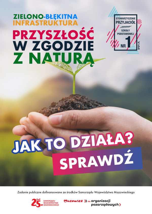 Roślinka w ziemi trzymanej w dłoniach.