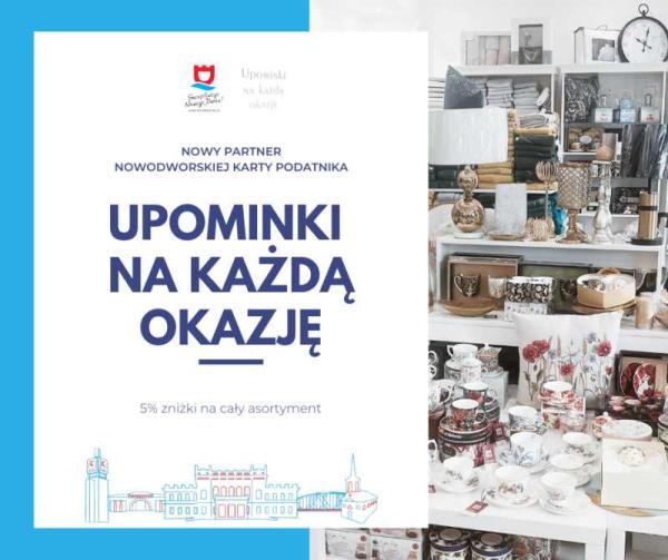 Poduszki, ozdobne filiżanki, słoiczki i czajniczki porcelanowe oraz pościel i szklanki.